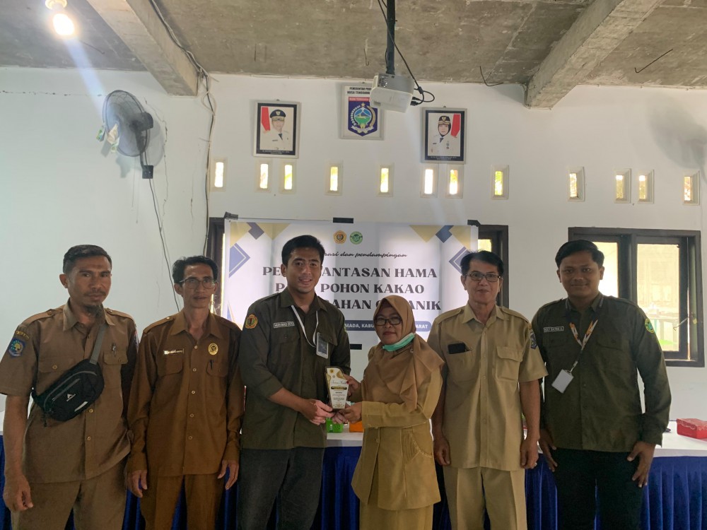 Kkn- Pmd Unram Desa Pakuan Mengadakan Sosialisasi Mengenai Pemberantasan Hama Di Pohon Kakao Dengan Bahan Organik