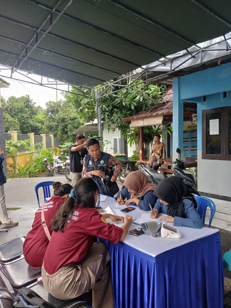 Pelayanan Kesehatan Gratis untuk Memperingati Hari Desa nasional di desa Pakuan