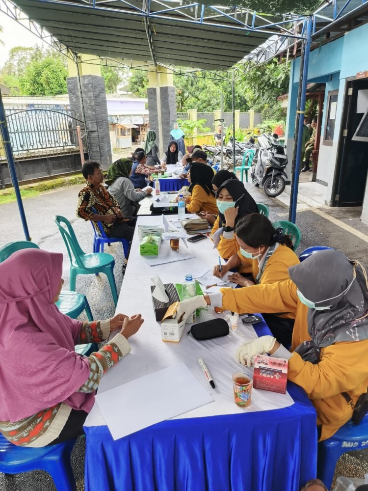 Pelayanan Kesehatan Gratis untuk Memperingati Hari Desa nasional di desa Pakuan