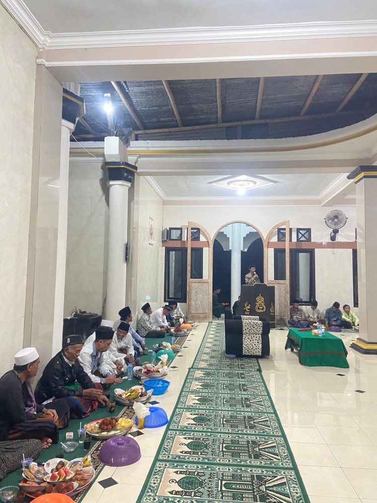 Pemuda Pemudi desa Pakuan dan Mahasiswa KKN PMD Unram Turut membantu Merayakan Isra Mi'raj Nabi Muhammad SAW di Dusun Jurang Malang, Desa Pakuan